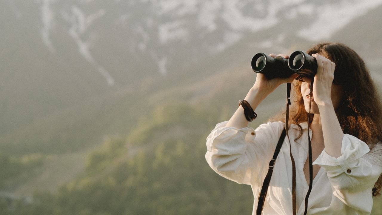 mujer con prismáticos que encuentra clientes en linea